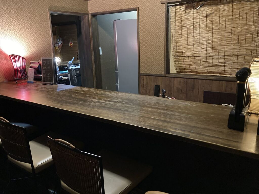 シンプルなカウンター席